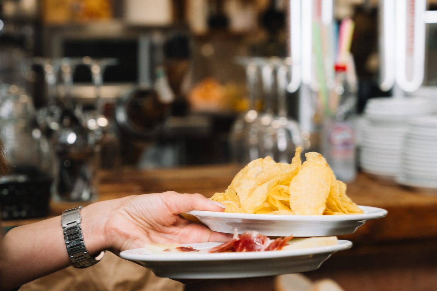 Barra y bodega desenfocadas de Casa Ibarra