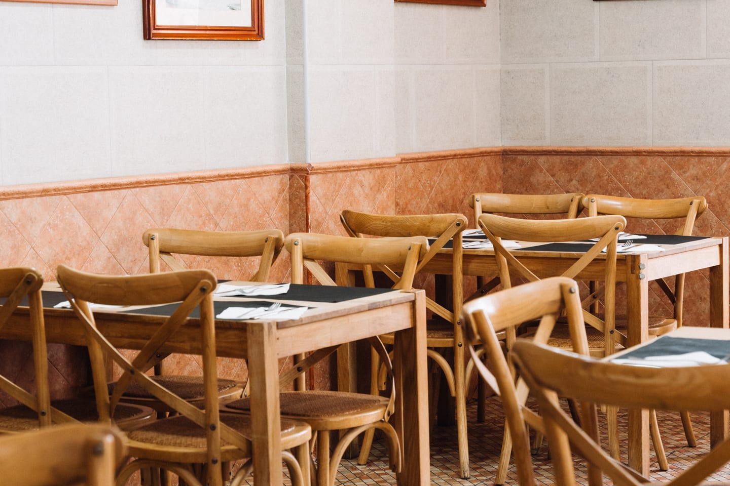 Comedor de Casa Ibarra con cuadros y mesas preparadas