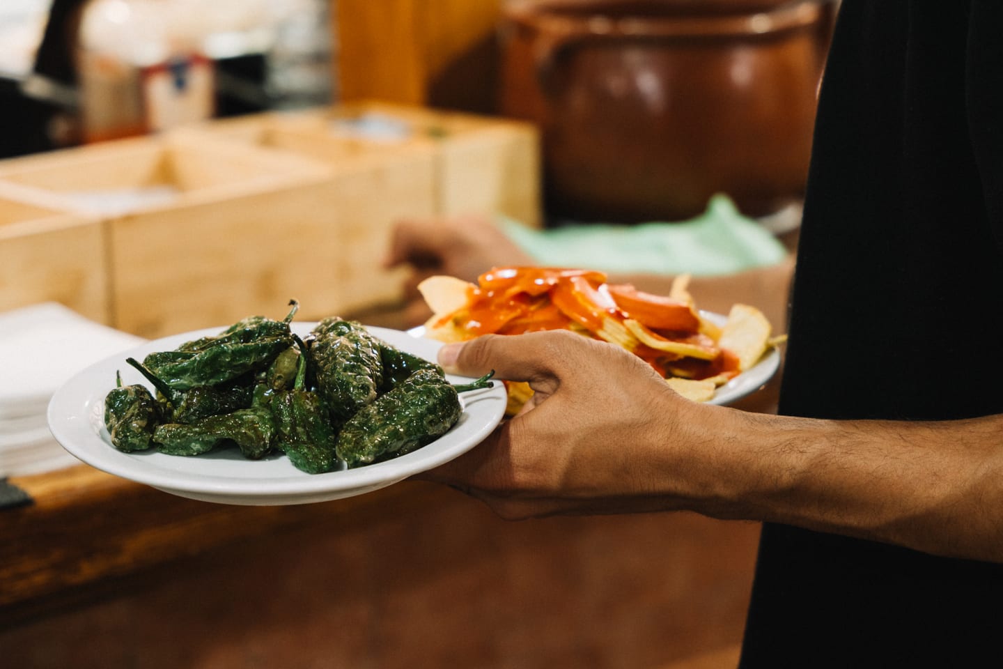 Pimientos del padron y platos servidos en Casa Ibarra